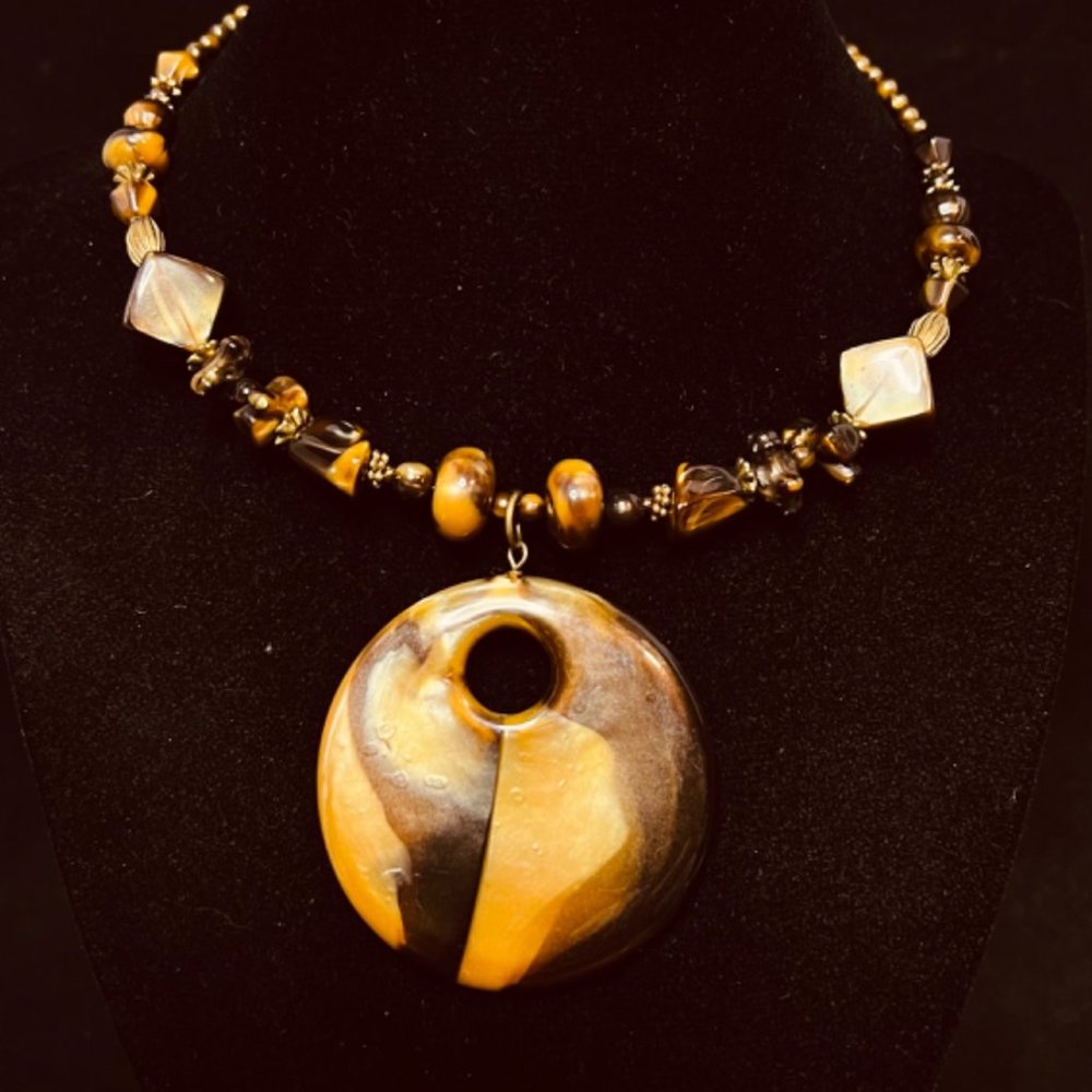 Gold Tone Memory Wire Necklace With Chunky Brown Beads (4129)